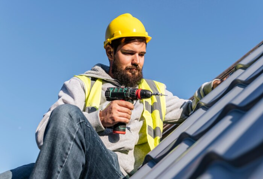 Wie ein Dachdecker Notdienst Ihnen bei plötzlichen Dachschäden schnell hilft